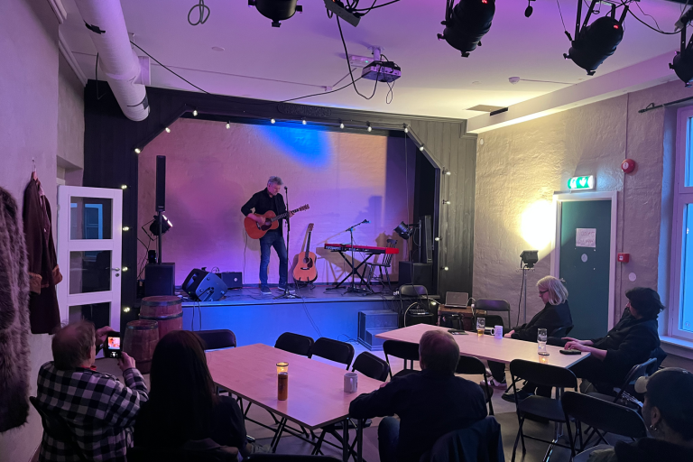 Originalen — lokale låtskrivere